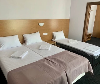 Семейный номер с балконом . Отель "Family Club".  Семейный номер с балконом . Отель "Family Club".