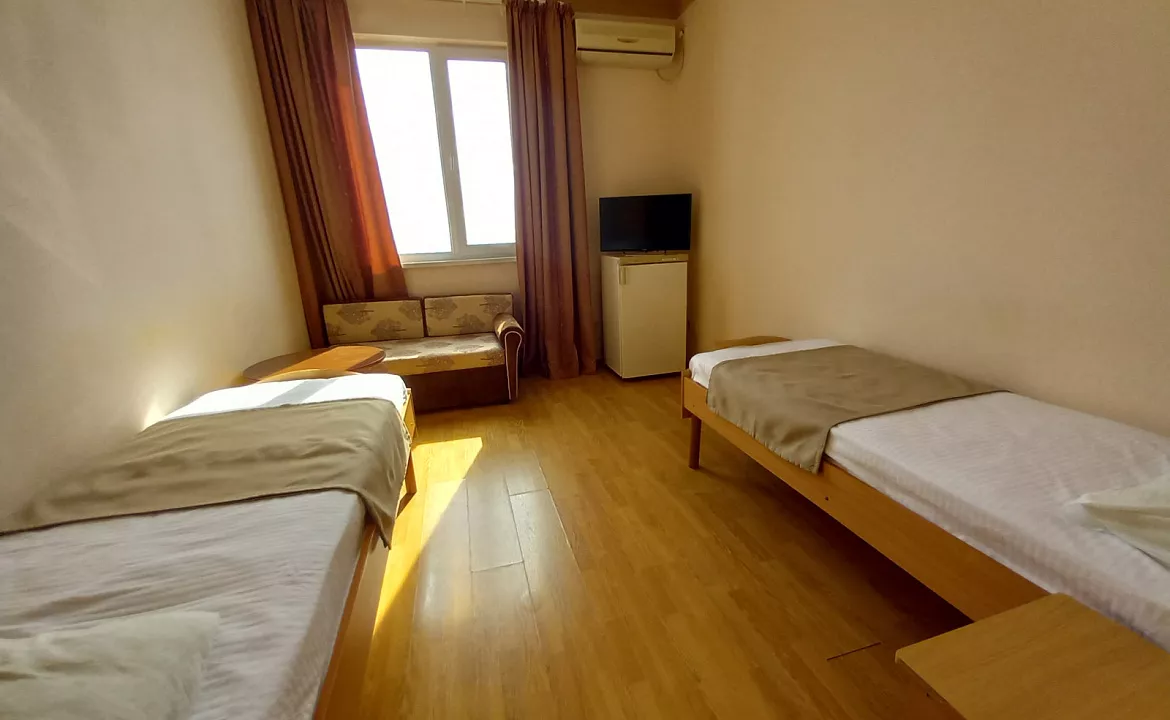 Стандартный двухместный номер с 2 отдельными кроватями и видом на горы. Гостиница Тёплый берег. Лоо