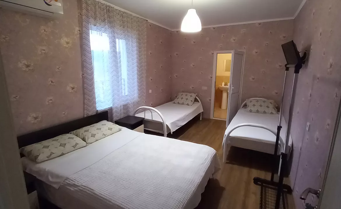 Стандартный четырёхместный номер. Гостевой дом Атмосфера. Архипо-Осиповка