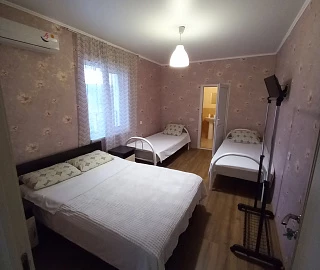 Стандартный четырёхместный номер. Гостевой дом Атмосфера. Стандартный четырёхместный номер. Гостевой дом Атмосфера.