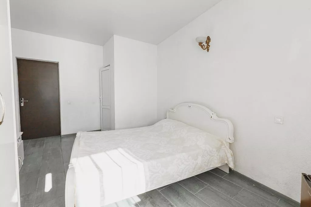 . Эллинг Море за окном Азовская 18. Лоо