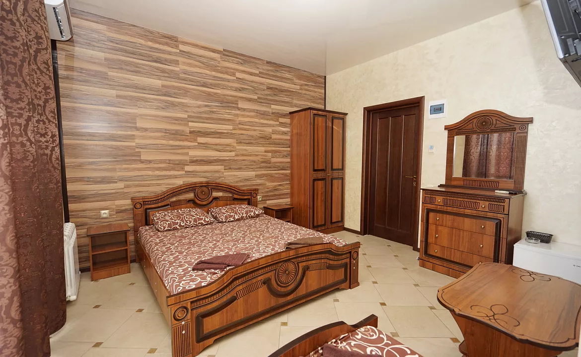 Номер на троих с балконом . Гостевой дом Эвелина - Лазаревское. Лазаревское