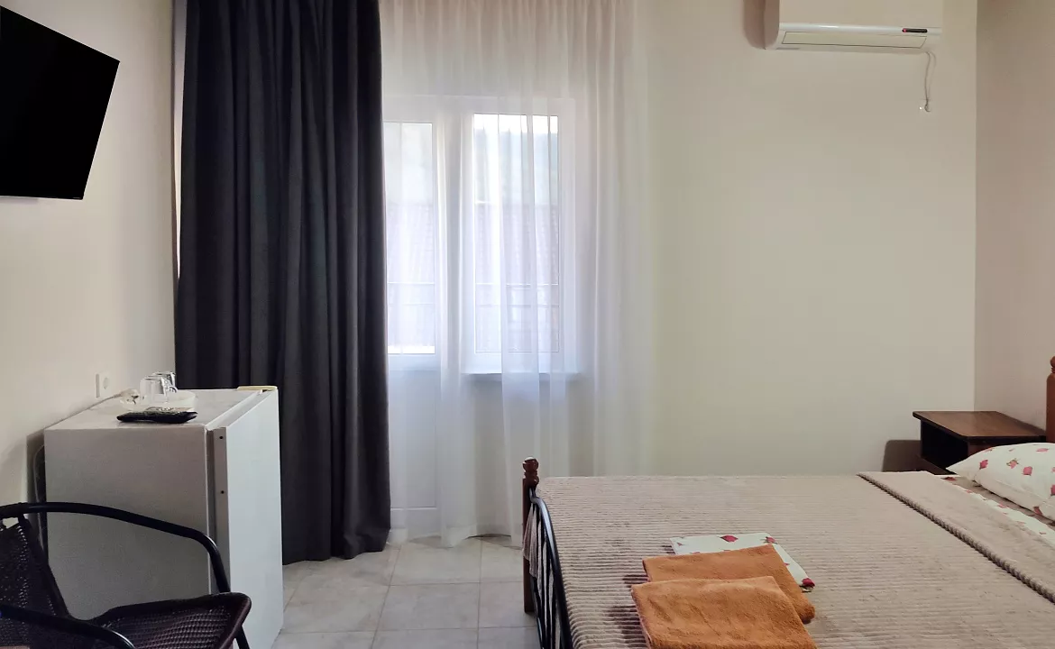 Двухместный с удобствами и балконом. Гостевой дом "Одиссей" - Кабардинка. Кабардинка Двухместный с удобствами и балконом. Гостевой дом "Одиссей" - Кабардинка. Кабардинка