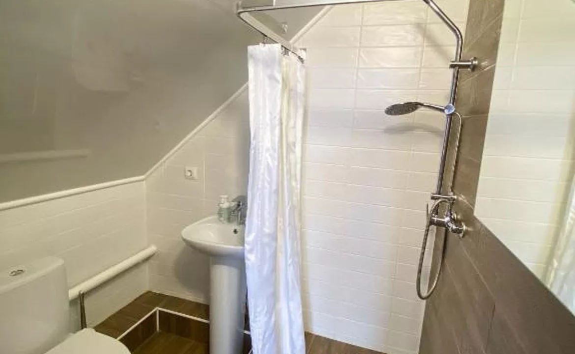 Трехместная комната на третьем этаже 7. Гостевой дом GreenWall. Анапа