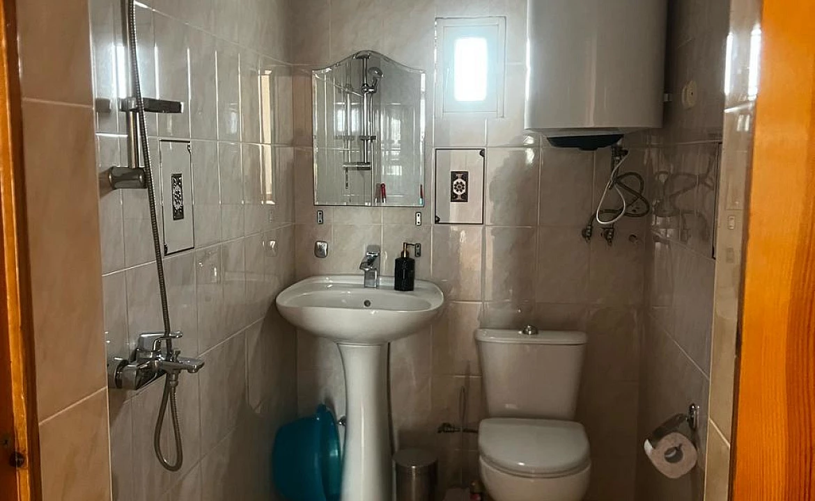 Четырёхместный номер с одной двуспальной и двумя односпальными кроватями. Гостевой дом Эксклюзив. Вардане