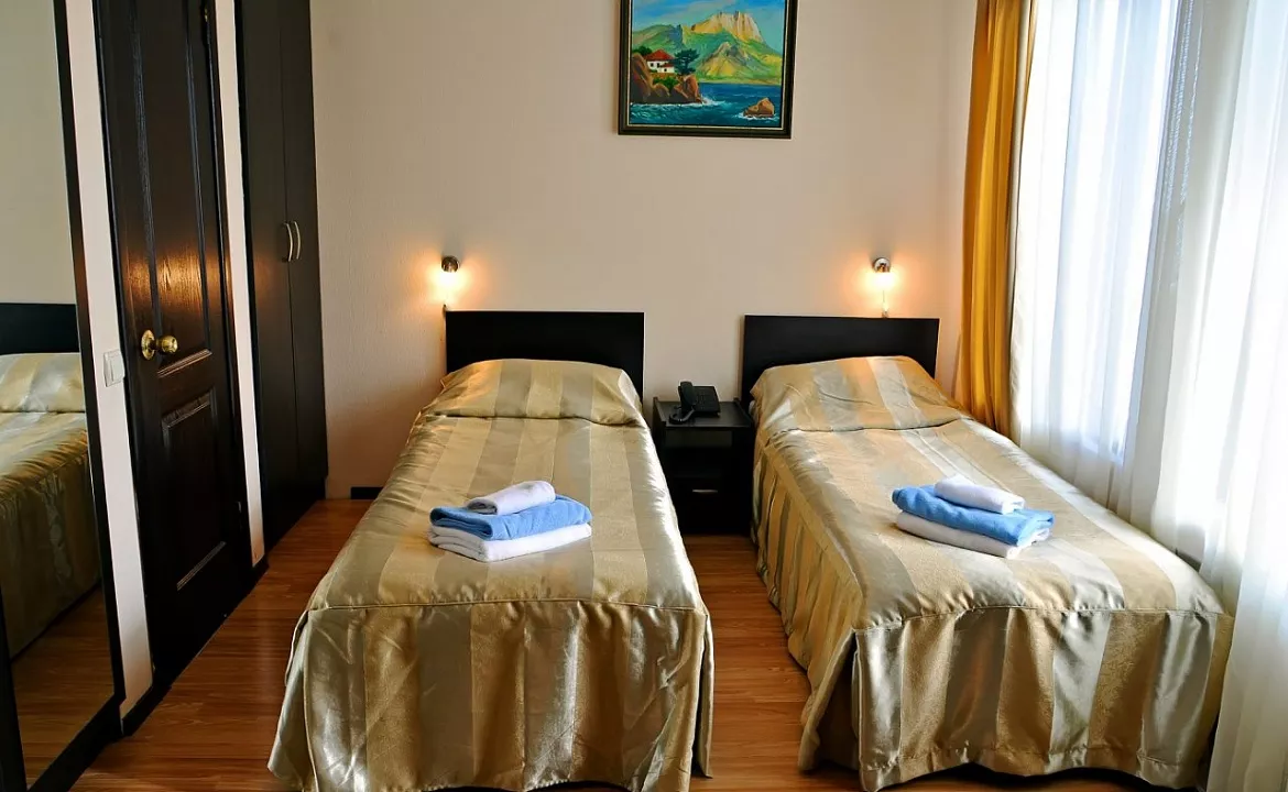 Стандартный номер с кухней и двумя односпальными кроватями. Гостиничный комплекс Зеленый мыс. Алупка