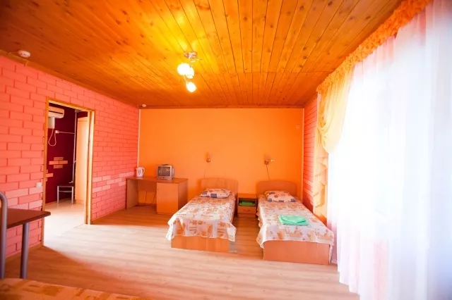 4 -х местный однокомнатный номер в главном корпусе. Гостиница комплекс "Новинка". Ейск