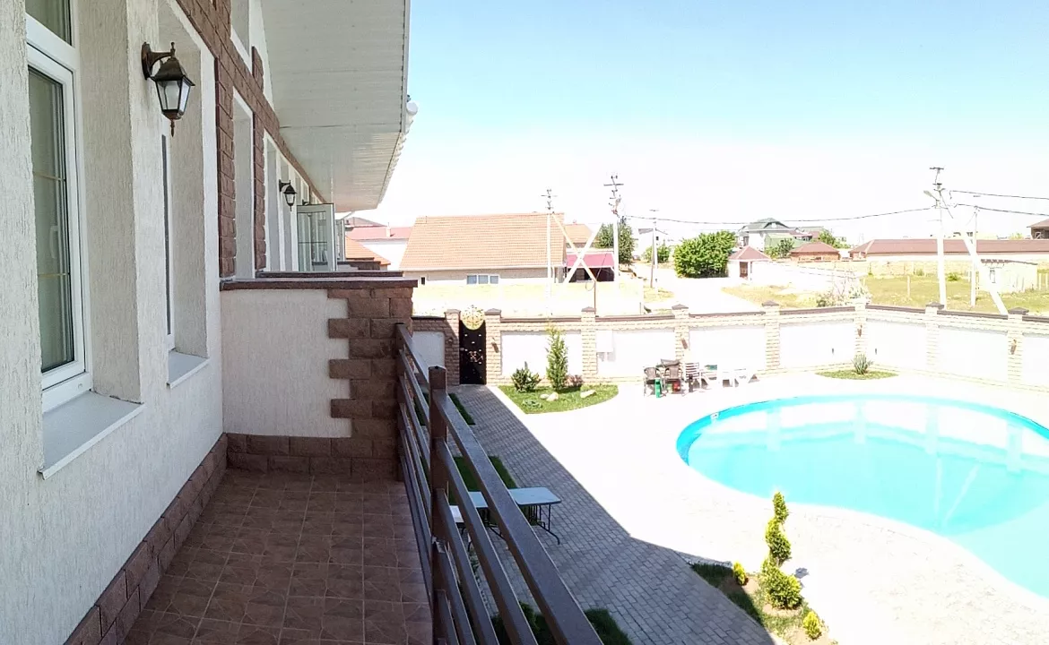 Двухкомнатный номер с балконом «Люкс/Luxe». Гостевой дом  Vega. Заозерное