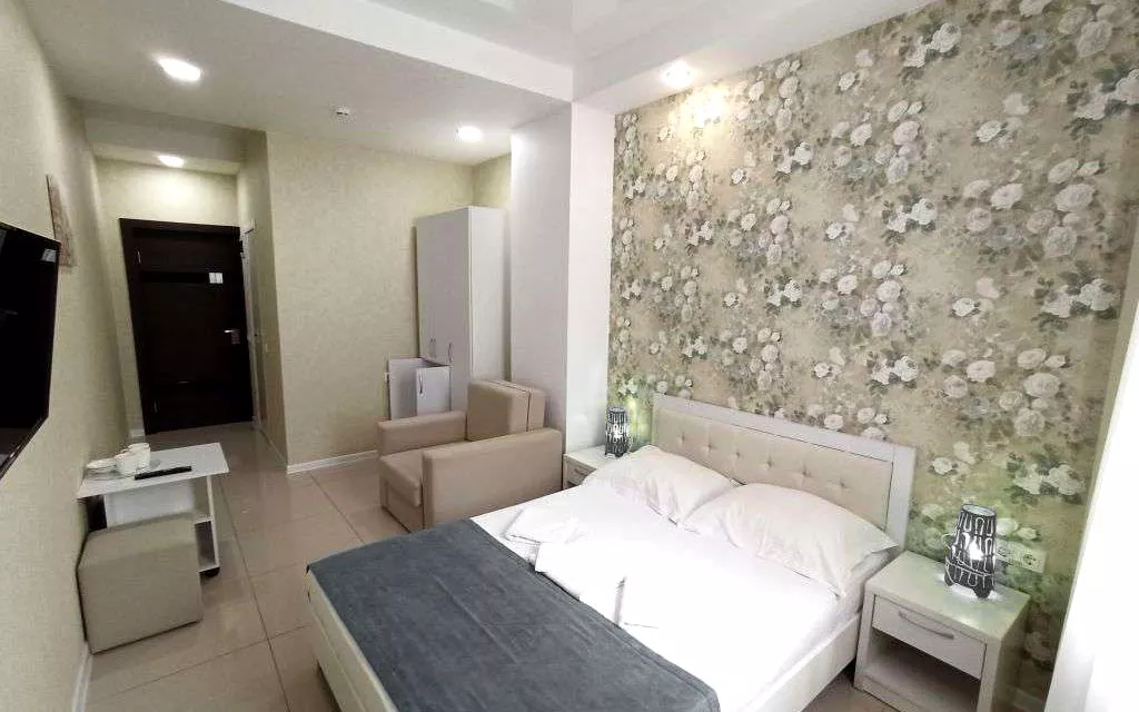 4-х местный номер «Комфорт» с двуспальной, односпальной кроватями и раскладным креслом. Отель «Эра». Анапа