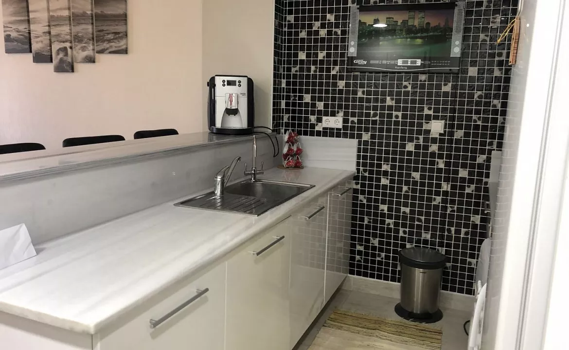 Апартаменты . Квартира в многоквартирном доме Апартаменты . Алушта