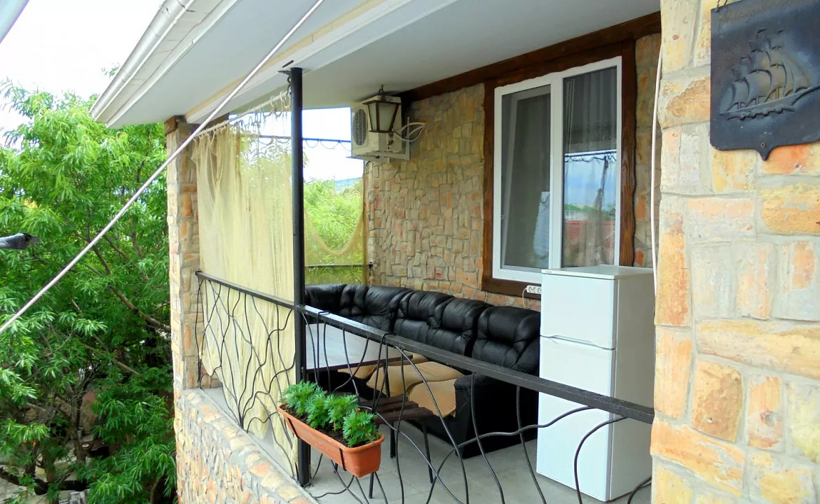 домик с террасой. Дом под ключ  Двухкомнатный домик с террасой на 3-7 человек.. Феодосия