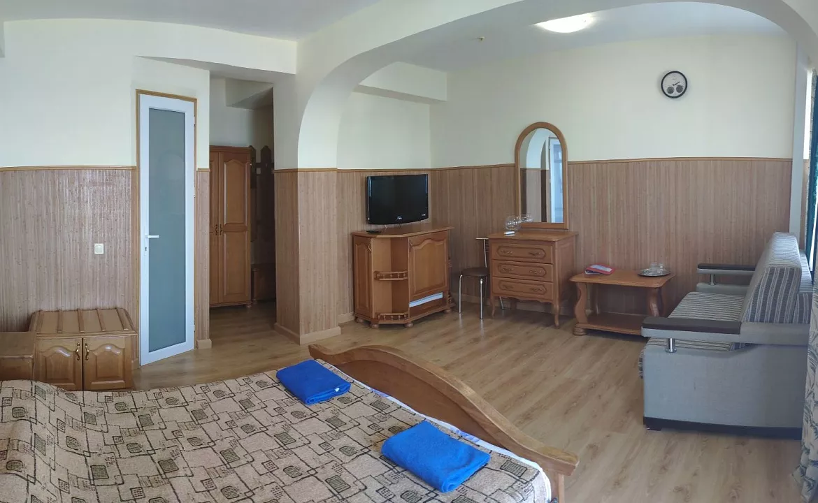 Однокомнатный полу-Люкс №5. Гостевой дом "Рай". Алушта