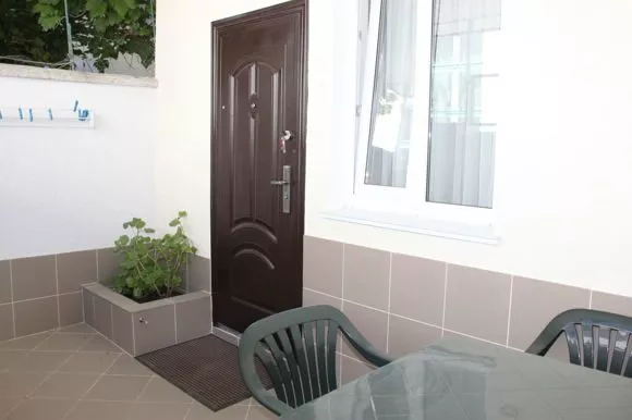 Номера со своим двориком. Отель Кайрос. Кореиз