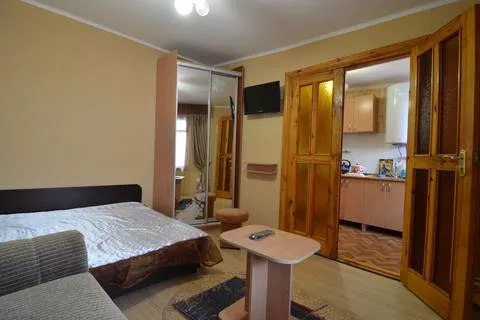 4-х мест. номер с кухней и двориком 1-й этаж. Гостевой дом "Лето". Алушта