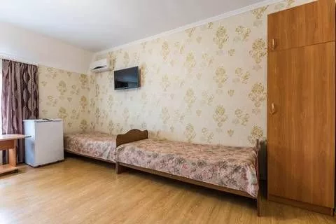 4-Х МЕСТНЫЙ НОМЕР С 2 ОДНОСПАЛЬНЫМИ И 1 ДВУСПАЛЬНОЙ КРОВАТЬЮ. Гостевой дом «Августа» . Аше