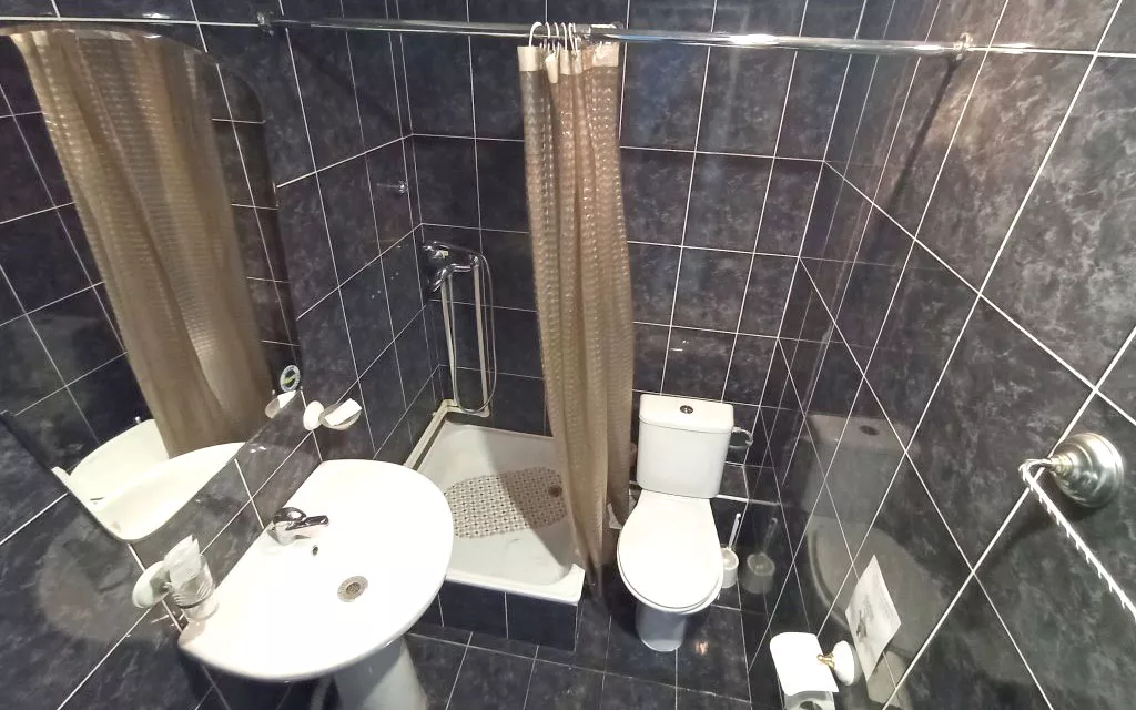 5-ти местный номер «Улучшеный» с двуспальной кроватью, раскладным диваном, креслом. Отель «Эра». Анапа