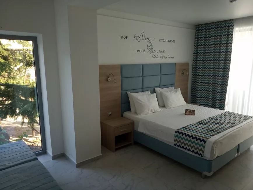 ДЕЛЮКС С ВИДОМ НА МОРЕ И БАЛКОНОМ. Отель La Familia. Лоо