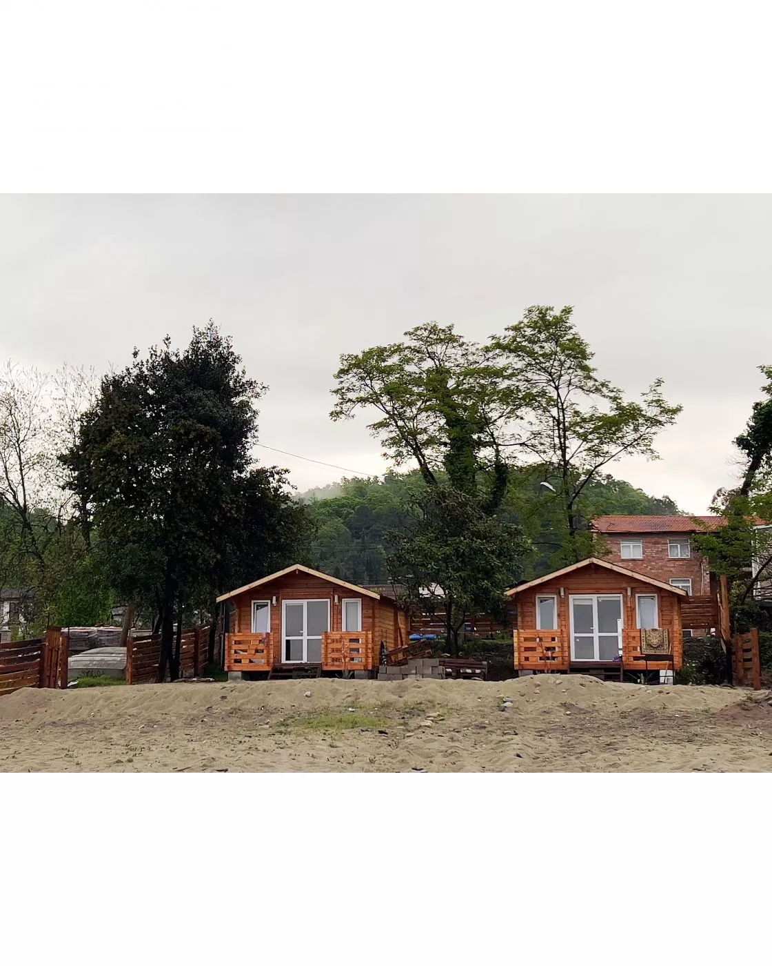 . Коттеджи на берегу моря со всеми удобствами . Сухум