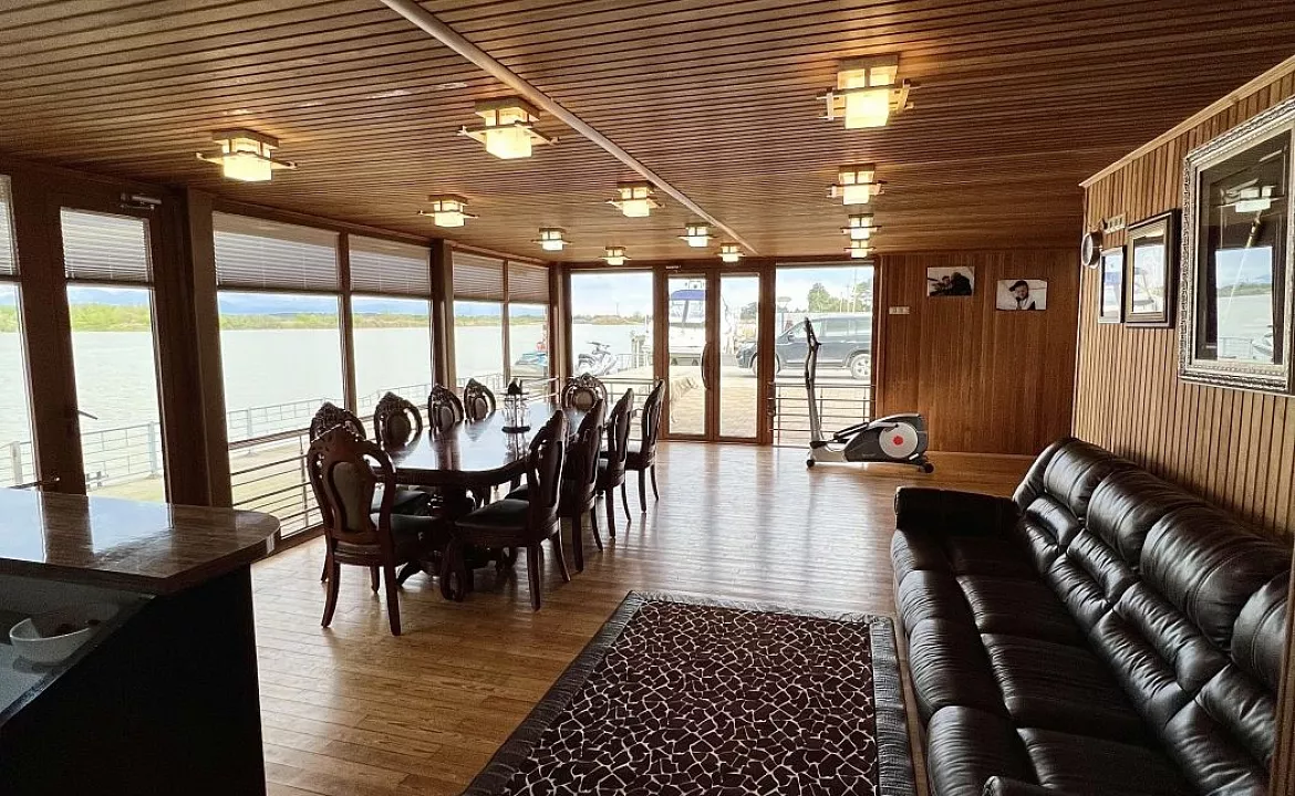 Двух этажный коттедж возле озера. База отдыха "Скурча". Сухум