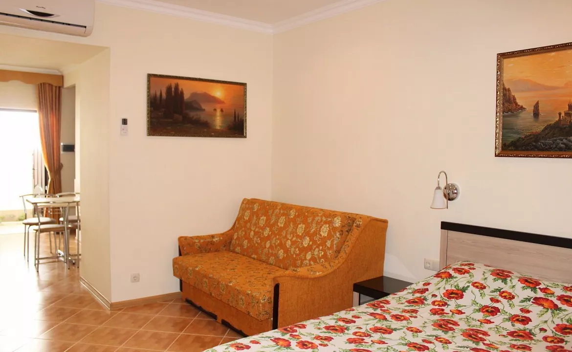 Номера со своим двориком. Отель Кайрос. Кореиз