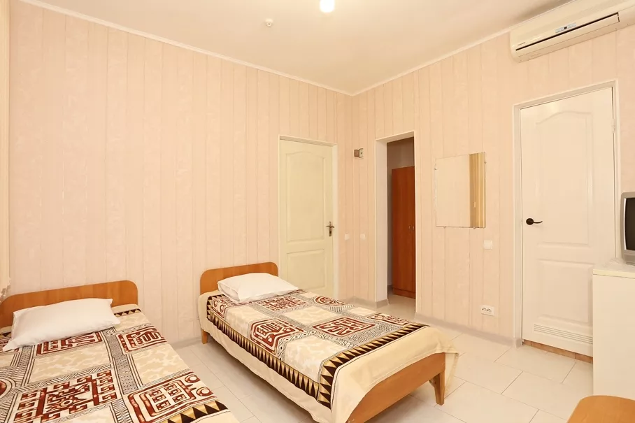 2-х комн. 5-ти местн. номер с удобств..  Частный отель Экватор. Береговое