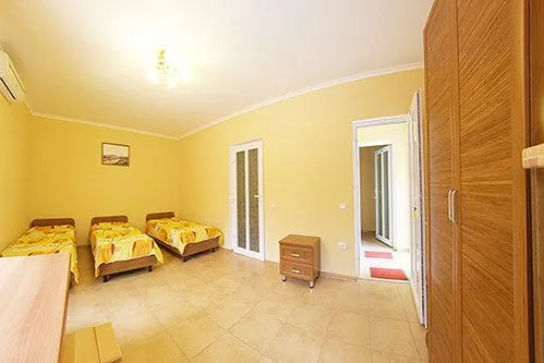 Трехместный номер. Дом отдыха "Дельфин". Семидворье