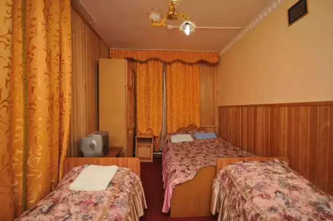 Эконом-класса 4-местный (DBL+TWIN) в блоке 3+4. Отель «Вертикаль». Домбай-гостиницы