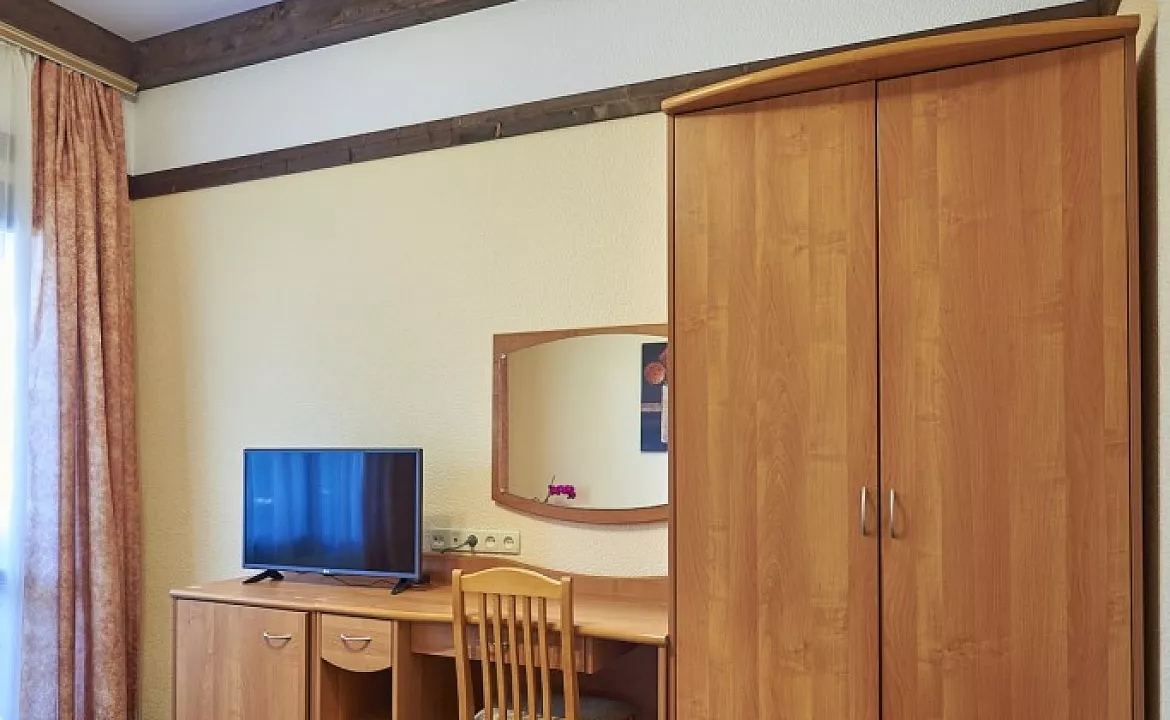 «Дэлюкс» — двухкомнатный номер. Пансионат "Лад" ★★★. Макопсе «Дэлюкс» — двухкомнатный номер. Пансионат "Лад" ★★★. Макопсе