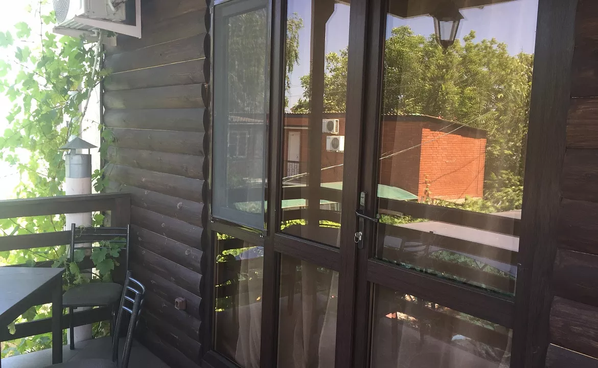 Четырехместный «Люкс» с балконом. Гостевой дом на Комарова 17. Витязево