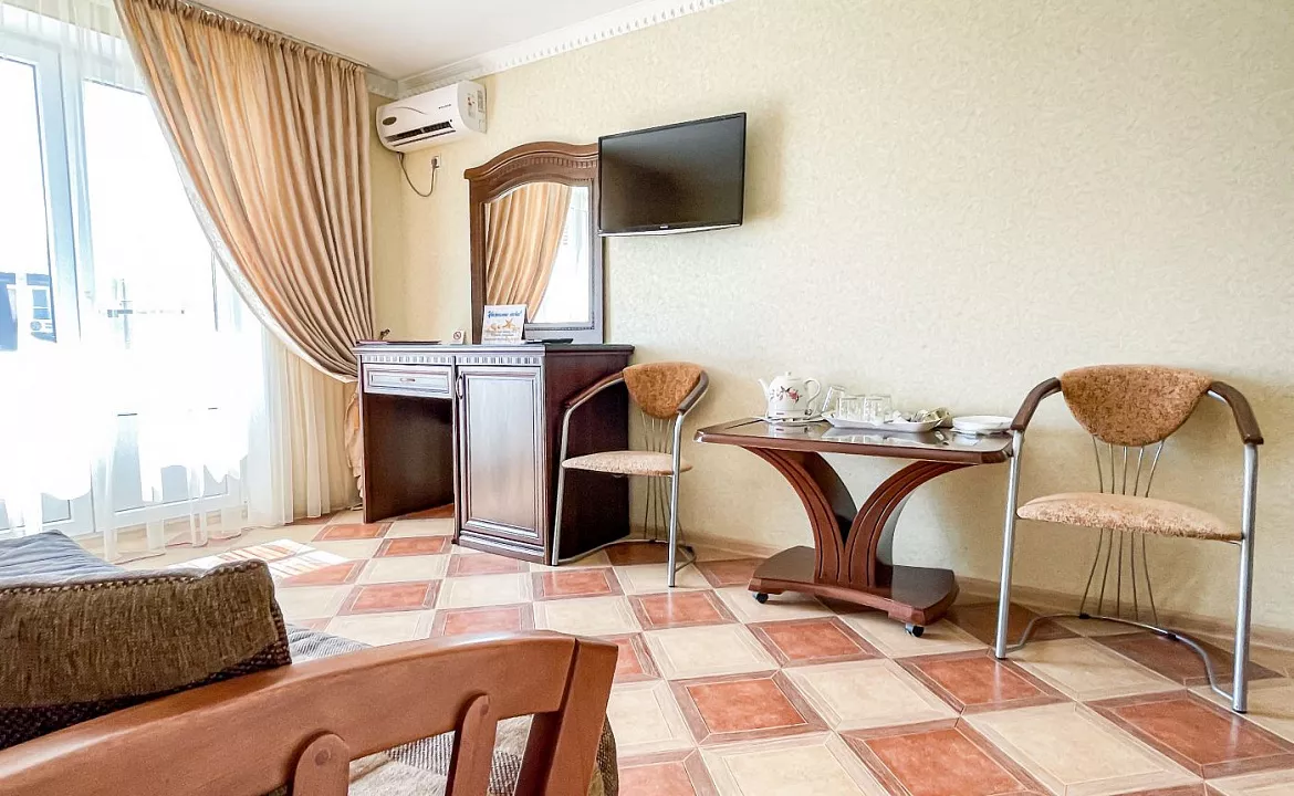 Люкс 2-х комнатный (большой) с балконом. Anzhelina Family Hotel. Витязево