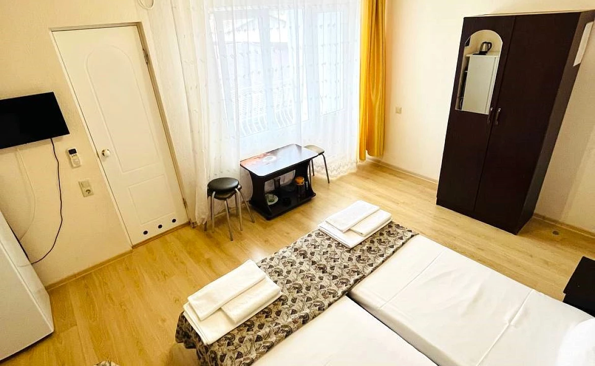 Стандарт трёхместный с доп. местом и балконом. Отель "Гермес" . Вардане