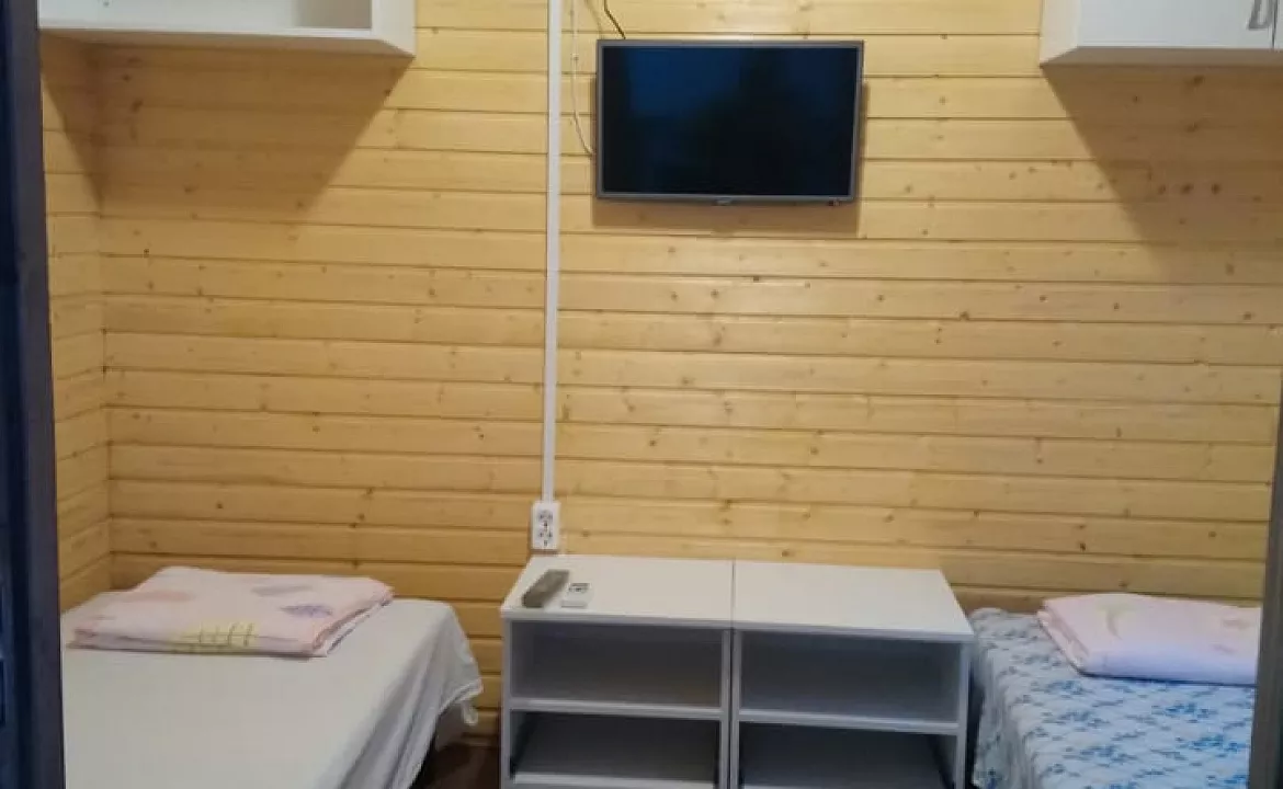 2-х местный номер с индивидуальным санузлом на этаже. Гостевой дом "Эко отдых в срубе". Лазаревское 2-х местный номер с индивидуальным санузлом на этаже. Гостевой дом "Эко отдых в срубе". Лазаревское