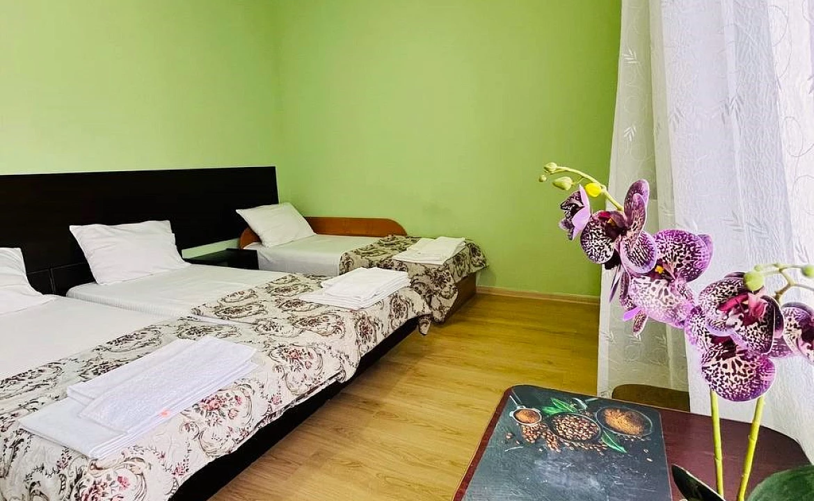 Стандарт трёхместный с доп. местом и балконом. Отель "Гермес" . Вардане