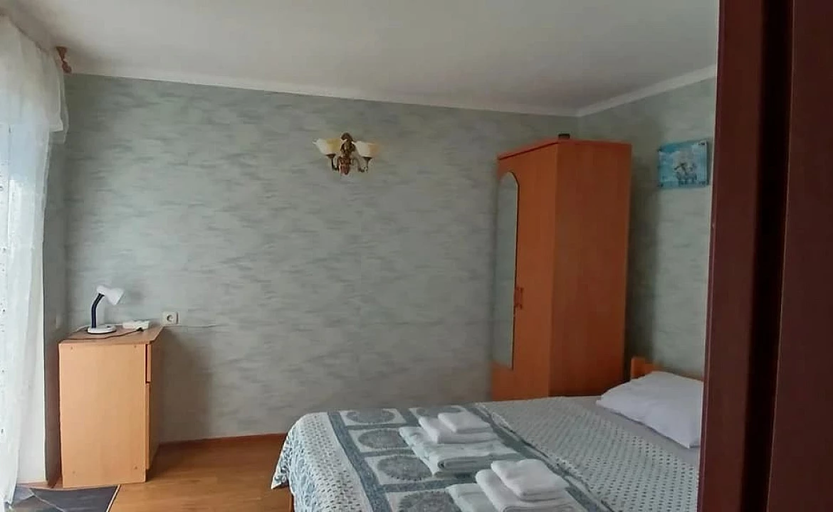 Второй этаж отдельного домика люкс класса, 2 комнаты, от 1 до 2 гостей, двуспальная кровать, балкон. Гостевой дом "Горная лаванда". Лазаревское