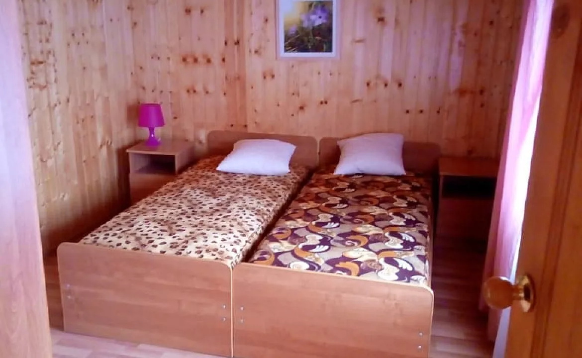 Двухкомнатный номер с удобствами и кухней. Гостевой дом "Алина" - Голубицкая. Голубицкая