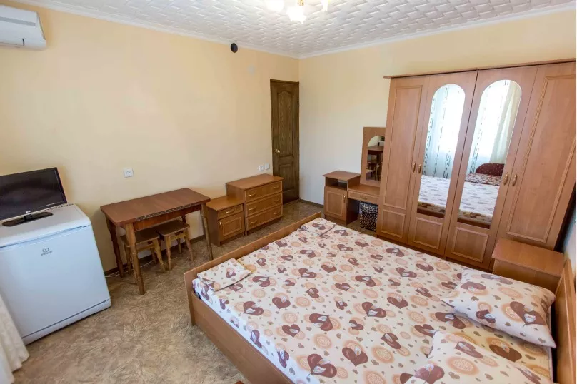 Двухместный номер с одной двухспальной кроватью. дом "Алчак Кая". Судак