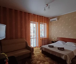 Комфорт с мини-кухней и балконом . Гостевой дом Надежда . 