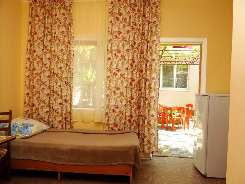 В гостевом номере имеется три номера 3-х местных. Гостевой дом Гоголя 51. Анапа