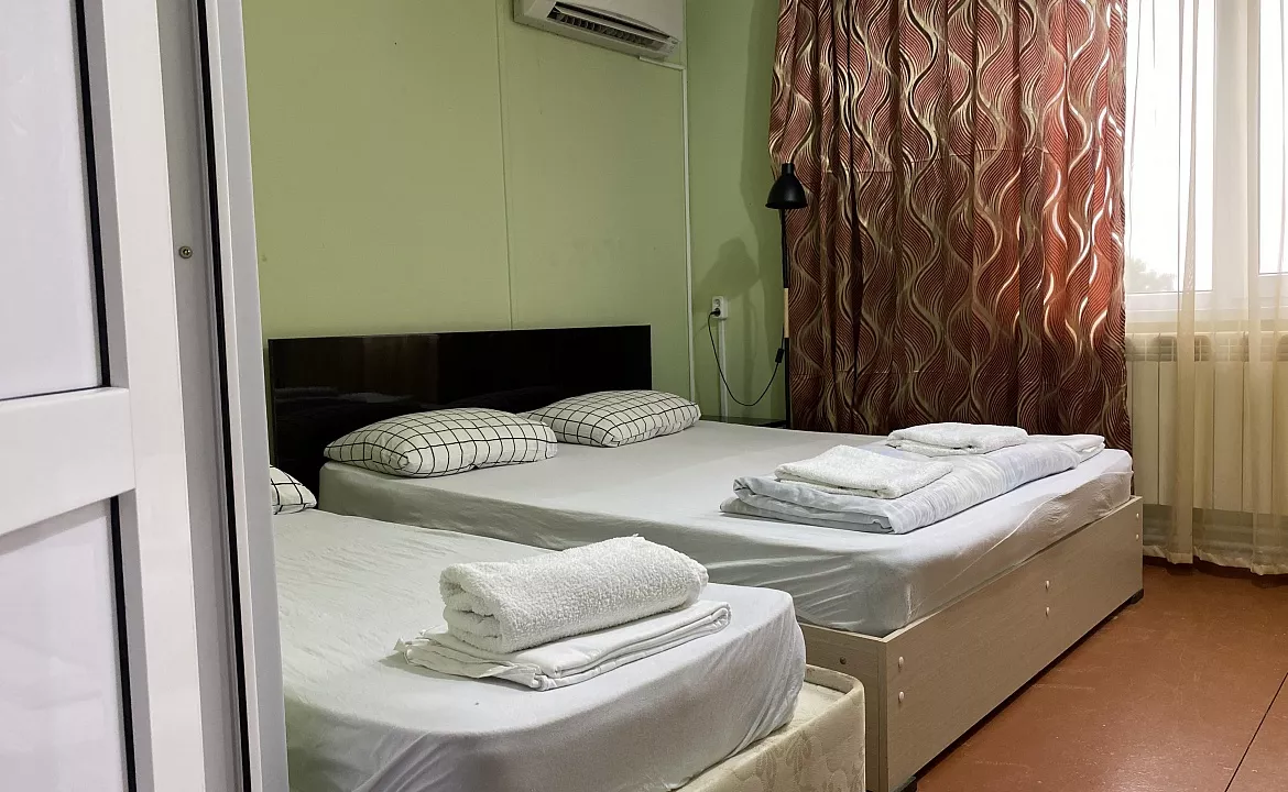 ТРЁХМЕСТНЫЙ . Гостевой дом АКВАТОРИЯ . Кучугуры