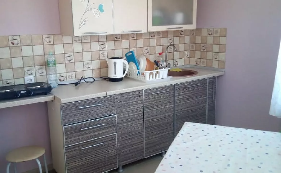 Двухкомнатный номер с удобствами и кухней. Гостевой дом "Алина" - Голубицкая. Голубицкая