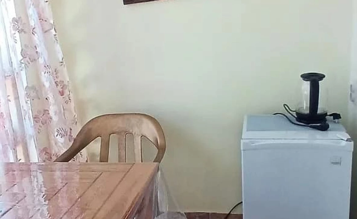 Второй этаж отдельного домика люкс класса, 2 комнаты, от 1 до 2 гостей, двуспальная кровать, балкон. Гостевой дом "Горная лаванда". Лазаревское