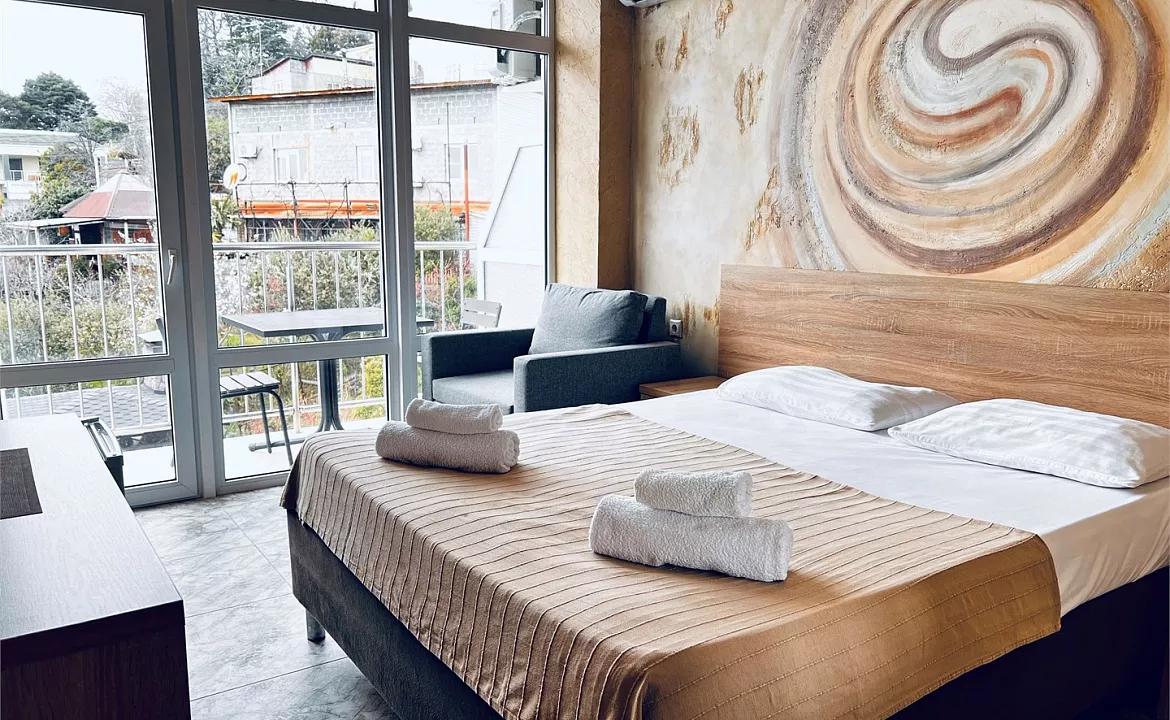 Трехместный Комфорт, с балконом, вид во двор. Гостиница Соната Лоо. Лоо