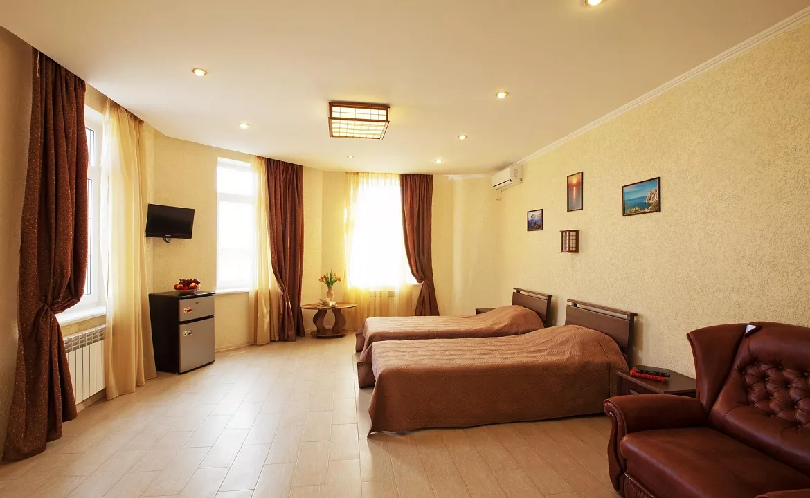 Четырехместный номер с балконом «Де люкс/De Luxe». Гостевой дом  Vega. Заозерное