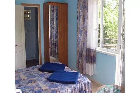 Двухместный с удобствами и вентилятором. База отдыха "Платан". Лазаревское Двухместный с удобствами и вентилятором. База отдыха "Платан". Лазаревское