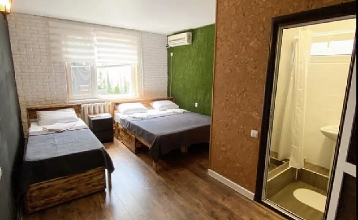 Трехместная комната на первом этаже 1. Гостевой дом GreenWall. Анапа