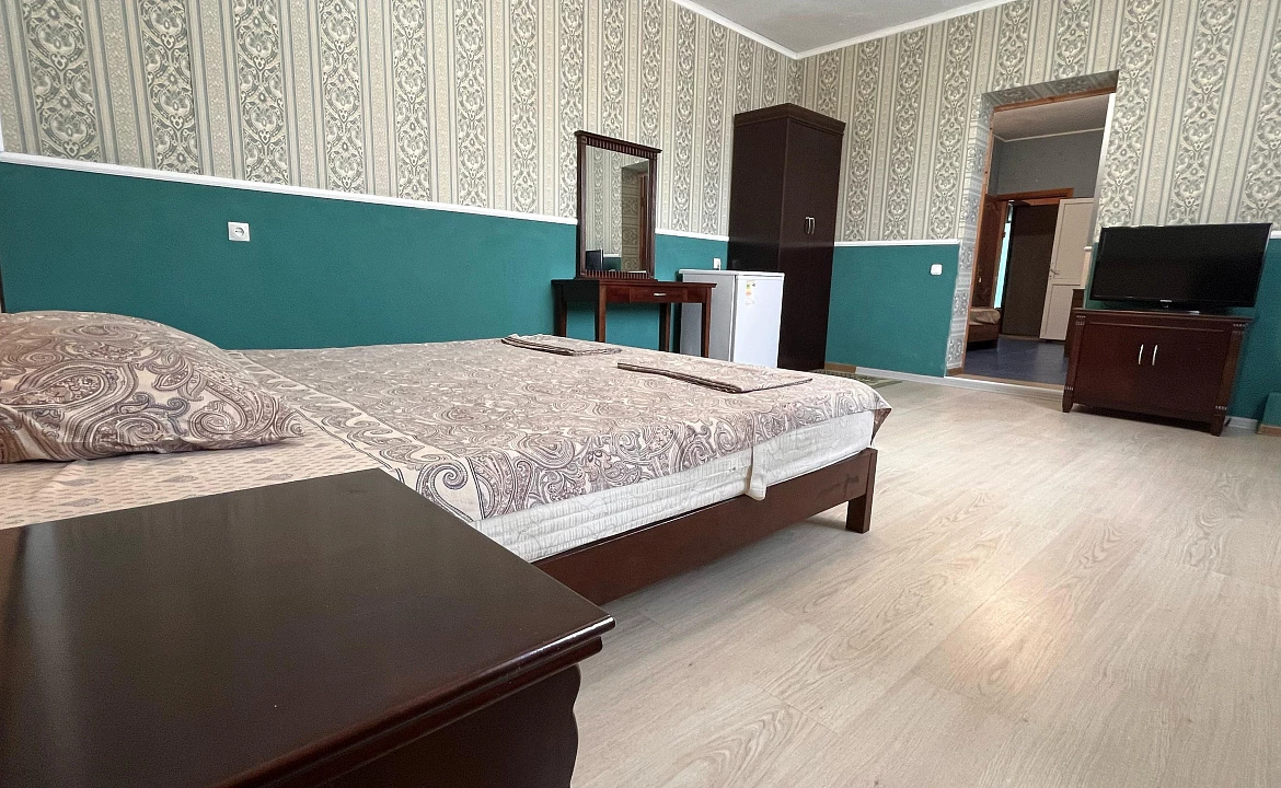 Семейный четырёхместный комфорт. Гостевой дом УЮТ на ул. Новороссийское шоссе 1/7. Джубга