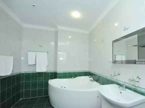 «Люкс» однокомнатный 2-местный (VIP 8-й этаж). Гостиница «Домбай». Домбай-гостиницы