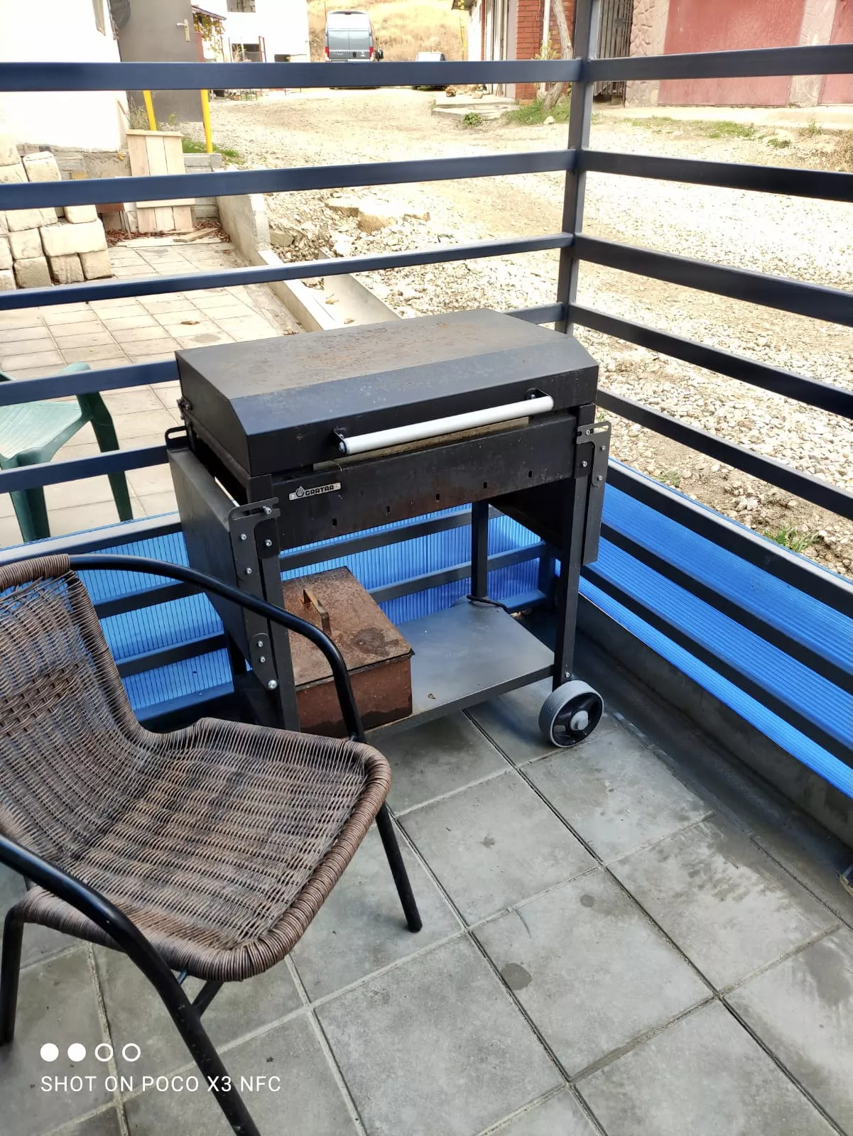 . Квартира в многоквартирном доме на земле в пгт Коктебеле недалеко от моря (700 м), с кондиционером. Коктебель