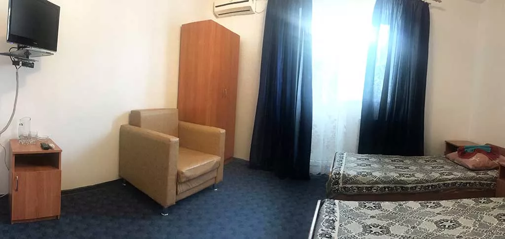 Трехместный номер с удобствами на блок. Гостиница "Алекс". Витязево