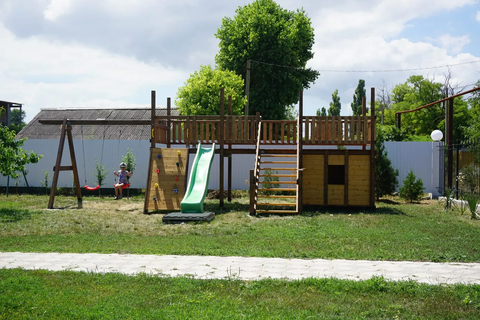 . Гостевой дом "Холидей". Кучугуры